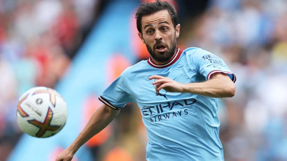 بيرناردو سيلفا بدأ يستسلم للبقاء في مانشستر سيتي بعد تعثر المفاوضات مع برشلونة