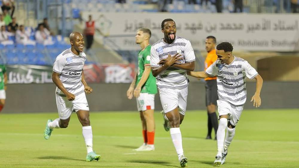 مبينزا يُسجّل أول أهدافه في "دوري روشن السعودي" ويُساهم في فوز الطائي على الاتفاق (2-1)