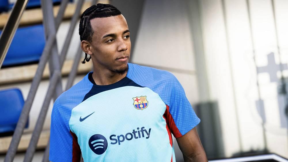 كوندي أساسي لأول مرة مع برشلونة في "الليغا" وليفاندوفسكي يقود الهجوم