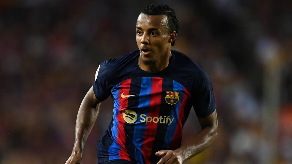 كوندي: "جئت إلى برشلونة للفوز بالألقاب وليفاندوفسكي لاعب من الطراز الأول"