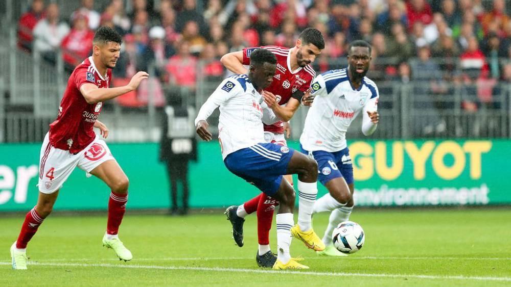 الدوري الفرنسي/ داري يتسبب في ضربة جزاء خلال تعادل فريقه بريست أمام ستراسبورغ (1-1)