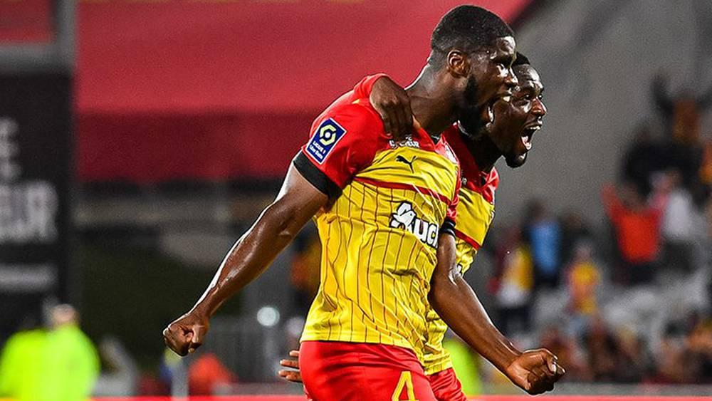 لانس يهزم تروا ويتصدر الدوري الفرنسي مؤقتا