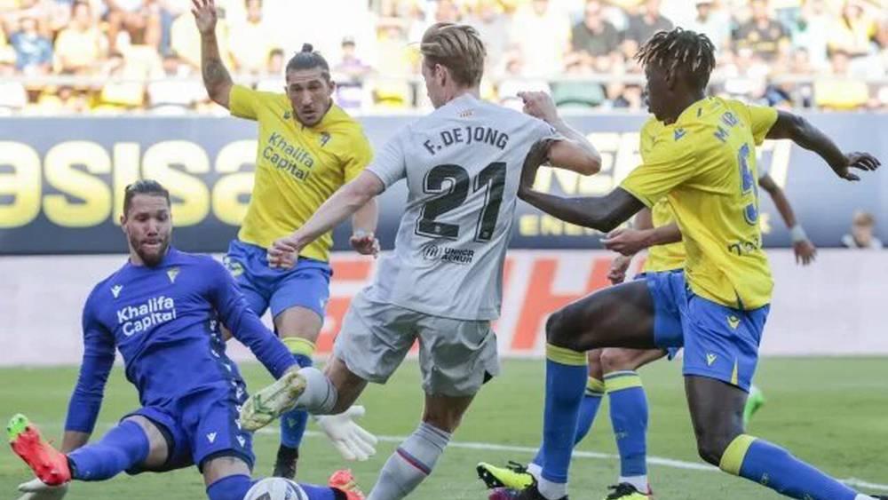 Espagne: le Barça enchaîne à Cadix malgré un incident médical en tribune