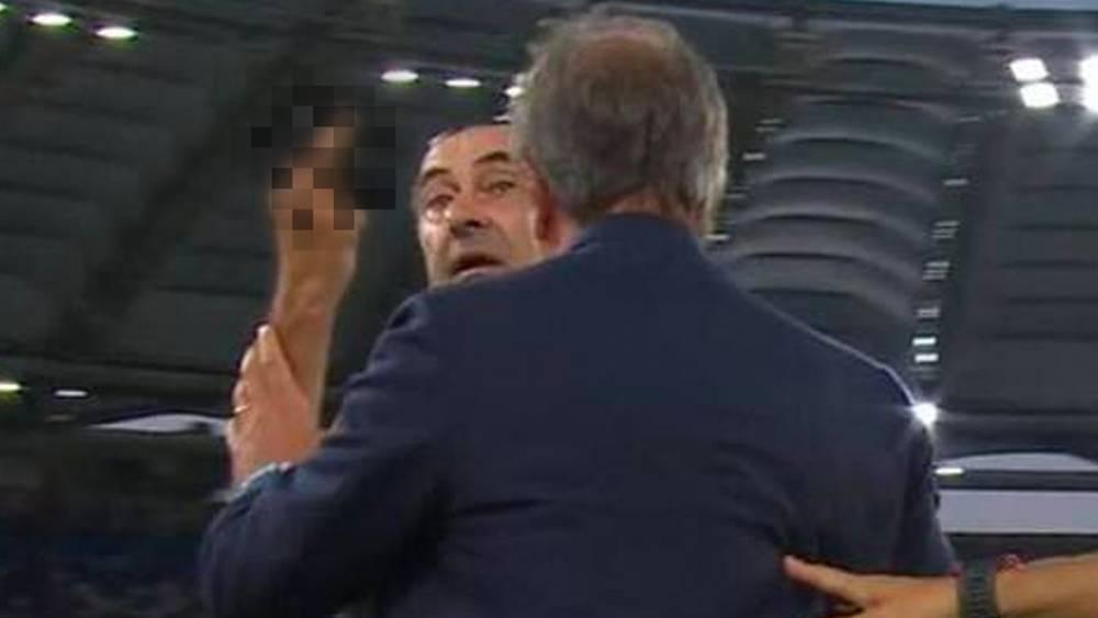 ماوريسيو ساري يخرج عن النص أثناء مباراة لاتسيو ضد فيرونا ويشير بإشارة "فاحشة" أمام الكاميرات