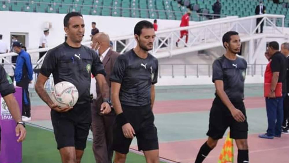 بن رقية يقود مباراة الرجاء والمغرب التطواني وسليمان عطيفي في غرفة "الفار"