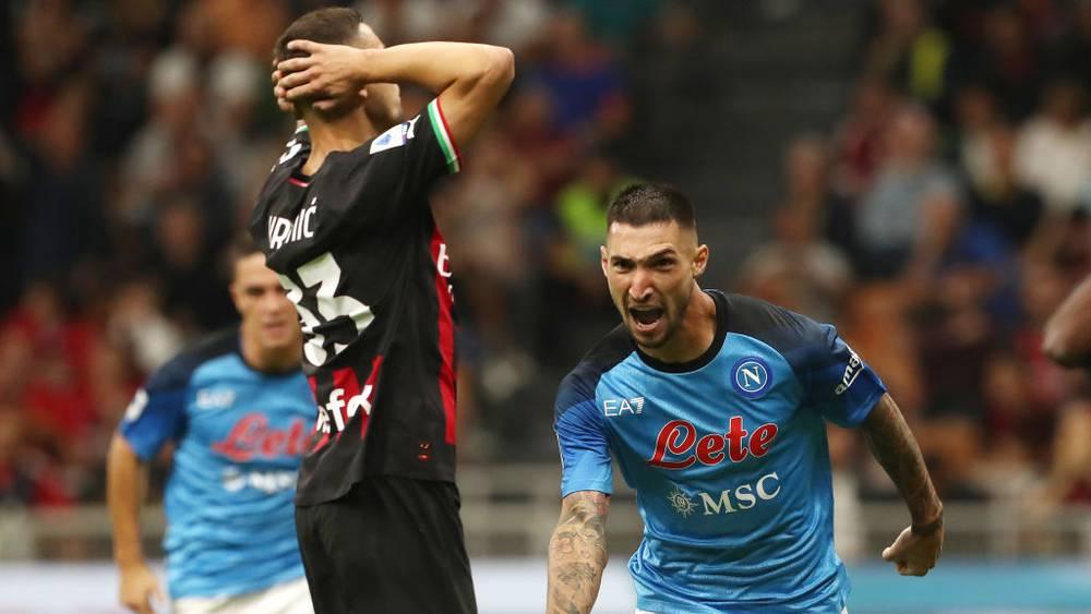 الدوري الإيطالي/ نابولي يقضي على ميلان في "سان سيرو" ويُكبده هزيمة بنتيجة (2-1)