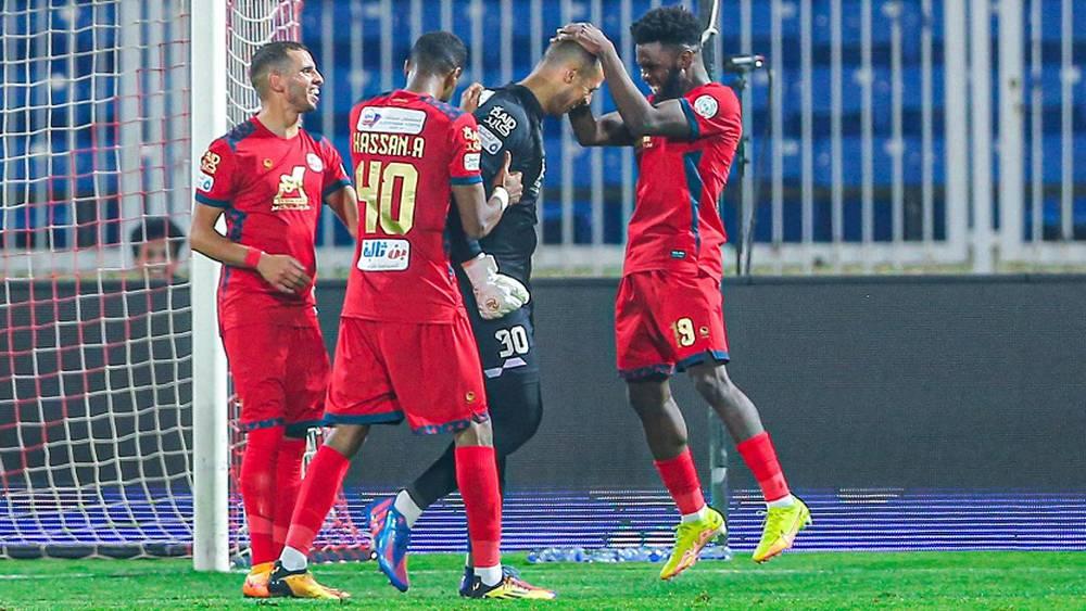 بالفيديو/ الحارس الجزائري زغبة يسجل هدفًا على الخصم من مرماه