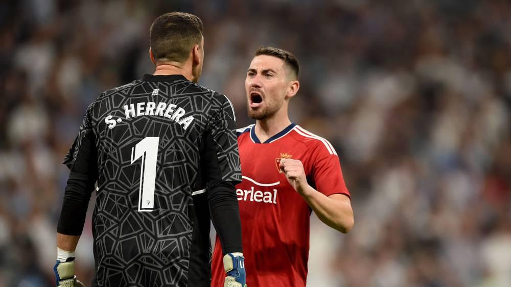 حارس أوساسونا يشرح طريقة منعه لركلة جزاء بنزيما: "وقفت في منتصف المرمى فأربكته"