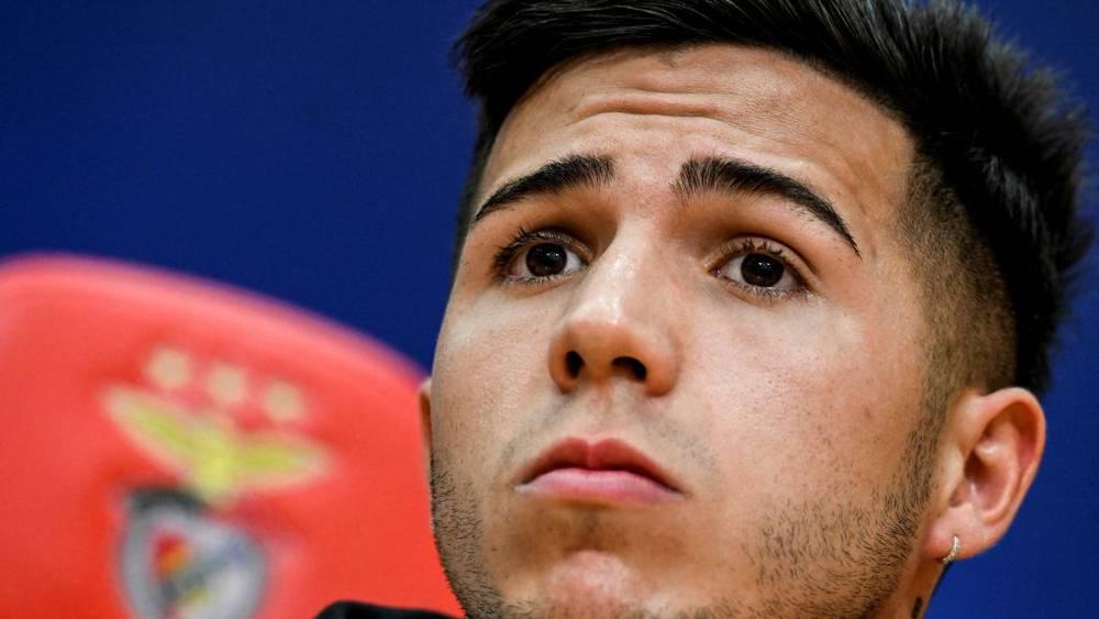 برشلونة يُرسل وفدًا إلى بنفيكا لمتابعة الأرجنتيني "إينزو فيرنانديز"