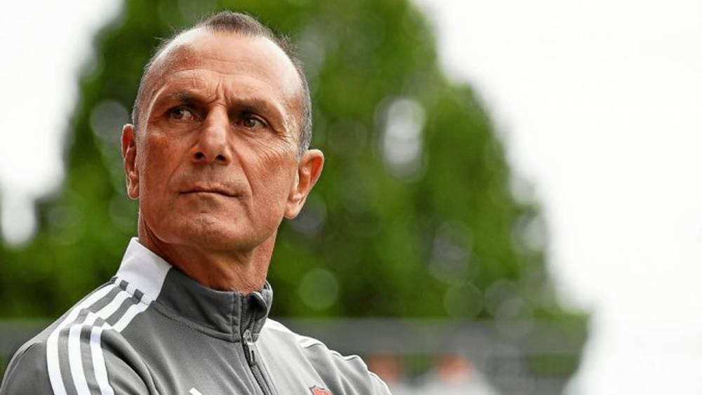 رسميا/ بريست الفرنسي يُعلن إقالة مدربه ميشيل دير زاكاريان وطاقمه المُرافِق