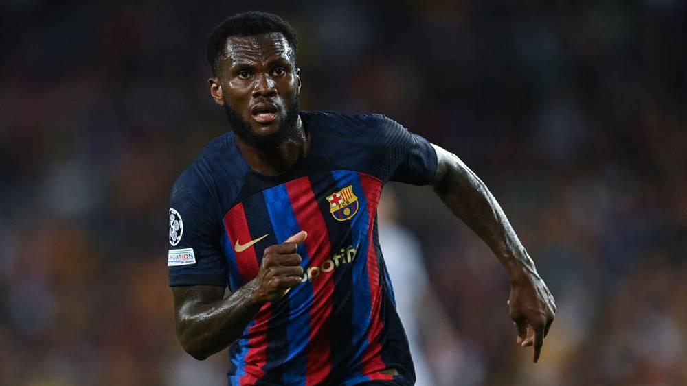 فرانك كيسيه يُبهر جماهير برشلونة بعودة "مبكرة" من الإصابة ليكون جاهزًا للعب ضد الإنتر