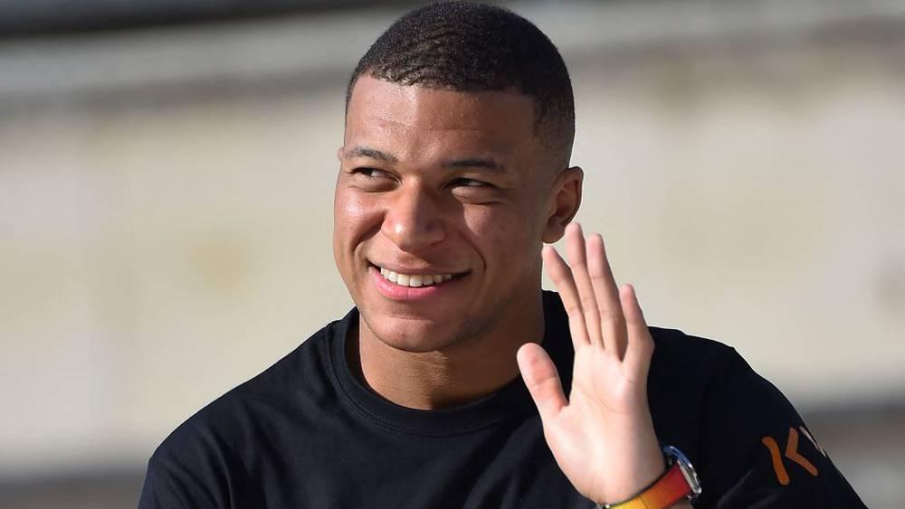 كيليان مبابي يبحث "الوضع القانوني" تمهيدًا لاحتمالية فسخ عقده مع باريس سان جيرمان