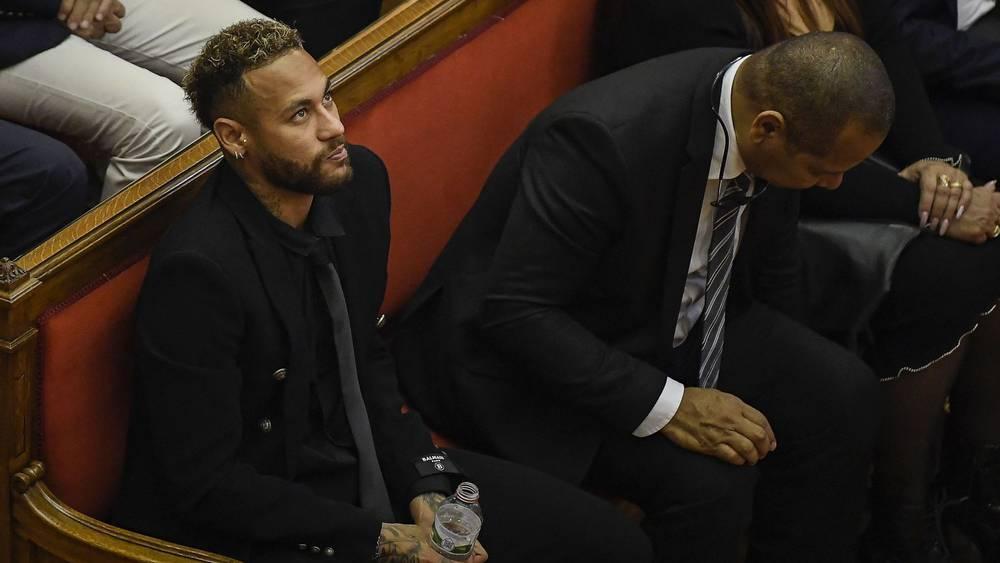 القضاء يسمح لنيمار بعدم حضور أولى جلسات محاكمته في قضية "جرائم فساد" على خلفية انتقاله إلى برشلونة في 2013