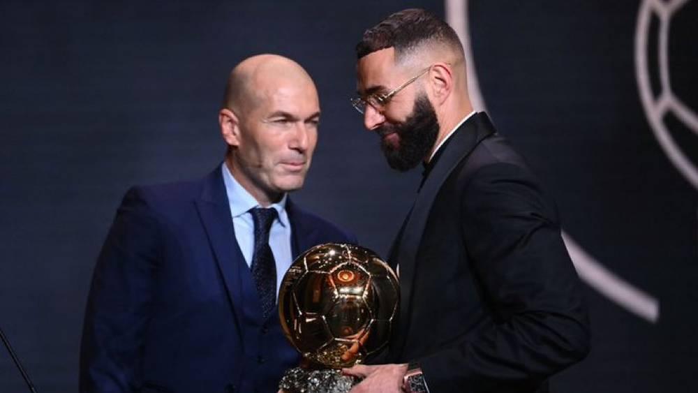 بعدما أصبح ثاني أكبر لاعب سنًا يُتوج بالجائزة.. بنزيما يصرح: "أمي هي من وثقت بحلمي الأبدي في الفوز بالكرة الذهبية"