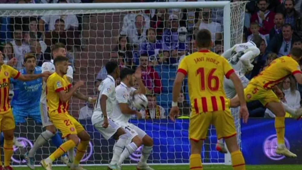 حكم إسباني سابق: "هناك لمسة يد على أسينسيو وركلة جزاء جيرونا صحيحة"