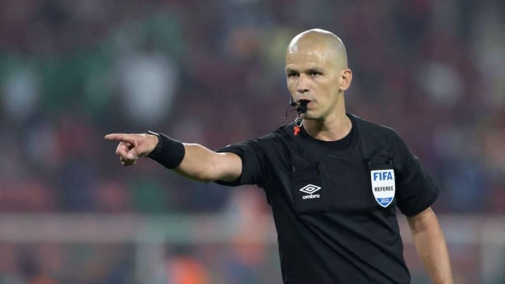 تقارير جنوب أفريقية/ الـ"كاف" يحاول إقناع الحكم فيكتور غوميز بالتراجع عن قرار اعتزاله بعد كأس العالم