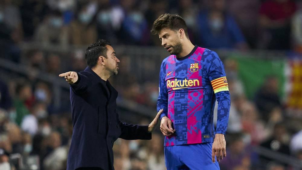 تشافي: "بيكيه هو أحد أفضل المدافعين في تاريخ كرة القدم"