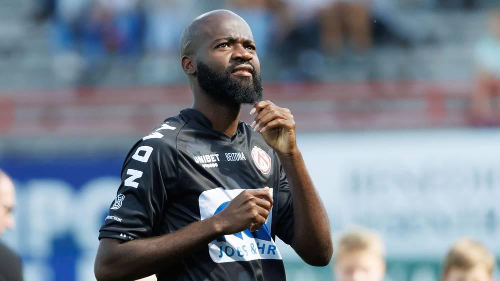 مهاجم كاميروني سجل هدفا واحدا في 10 مباريات: "بالنظر إلى مؤهلاتي فأنا أستحق فريقا أكثر من كورتريك البلجيكي!"