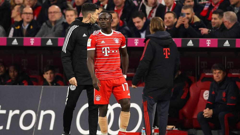 ساديو ماني يُصاب ويغادر مباراة بايرن ميونخ بعد 20 دقيقة من بدايتها.. قبل 13 يومًا على مباراة السنغال الأولى في كأس العالم