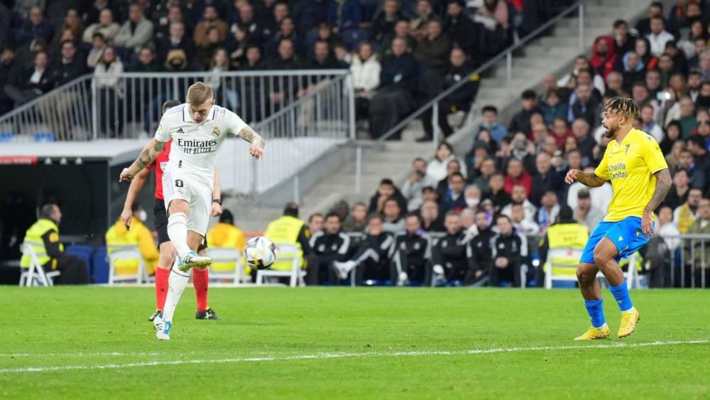 ريال مدريد يفوز على قادش (2-1) ويُعيد الفارق بينه وبين برشلونة إلى نقطتين
