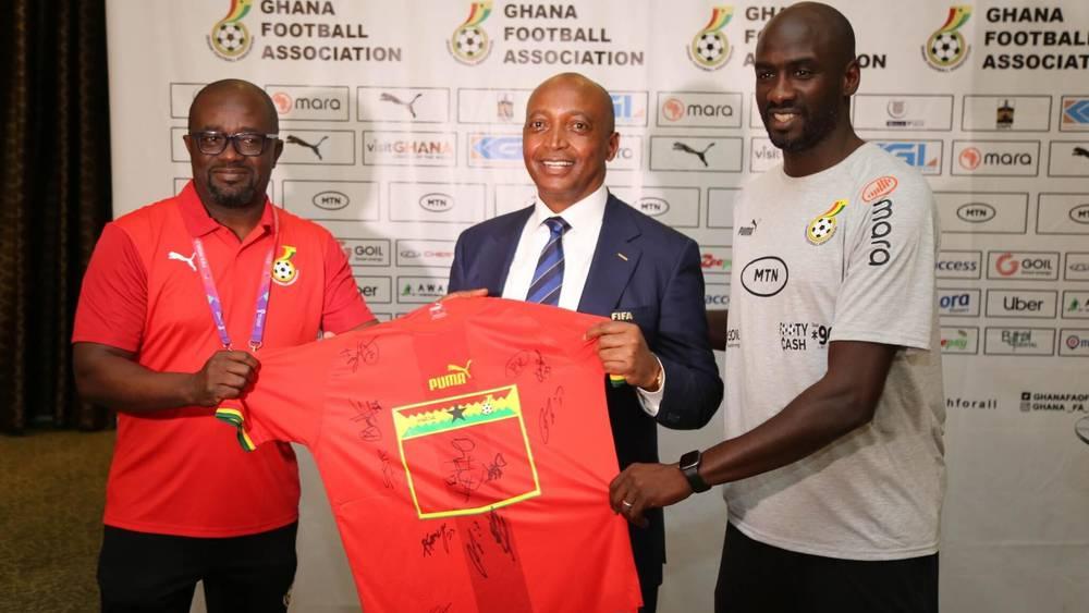 موتسيبي يواصل دعمه للمتتخبات الأفريقية بعد زيارته لمعسكر غانا قبل مواجهتها للبرتغال