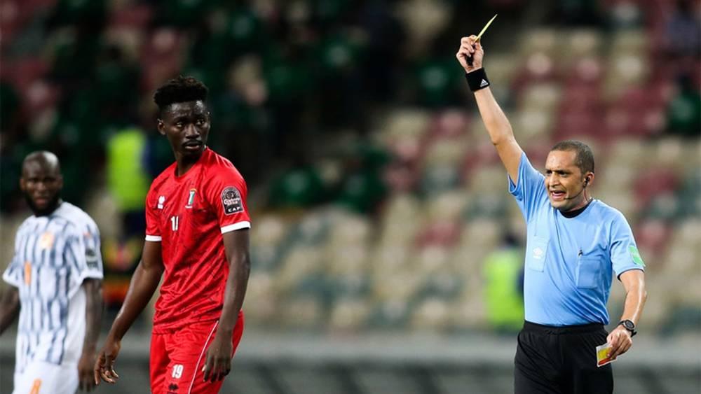 رضوان جيد مساعدا لحكم الفار في مباراة هولندا والإكوادور بكأس العالم "قطر 2022"