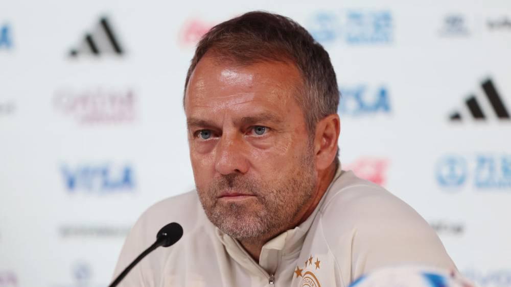 هانزي فليك عن ظهوره وحيدًا بالمؤتمر الصحفي: "لا أريد أن يقضي أي لاعب 3 ساعات بالسيارة"