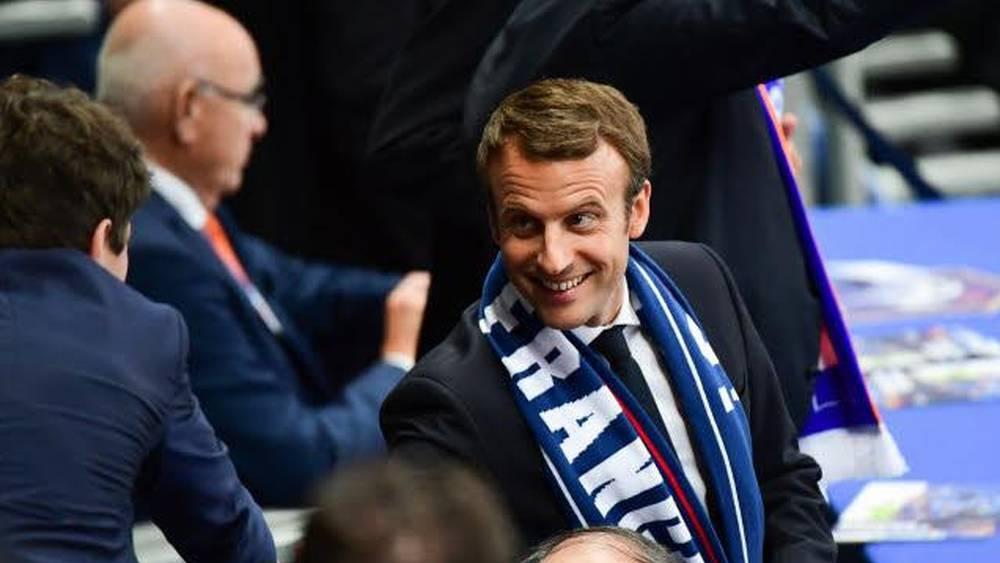 ماكرون يزور مستودع ملابس المنتخب المغربي بعد نهاية المباراة ويؤكد: "أمرابط أفضل لاعب وسط في كأس العالم"