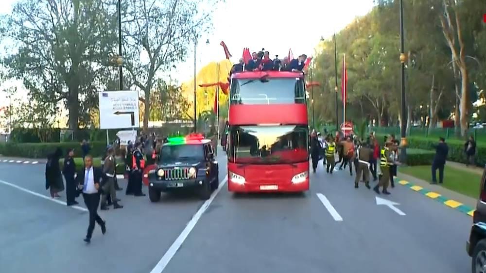 حافلة المنتخب المغربي تتجه للقصر الملكي واستقبال ملكي سامٍ ينتظر العناصر الوطنية احتفاء بإنجازها في المونديال