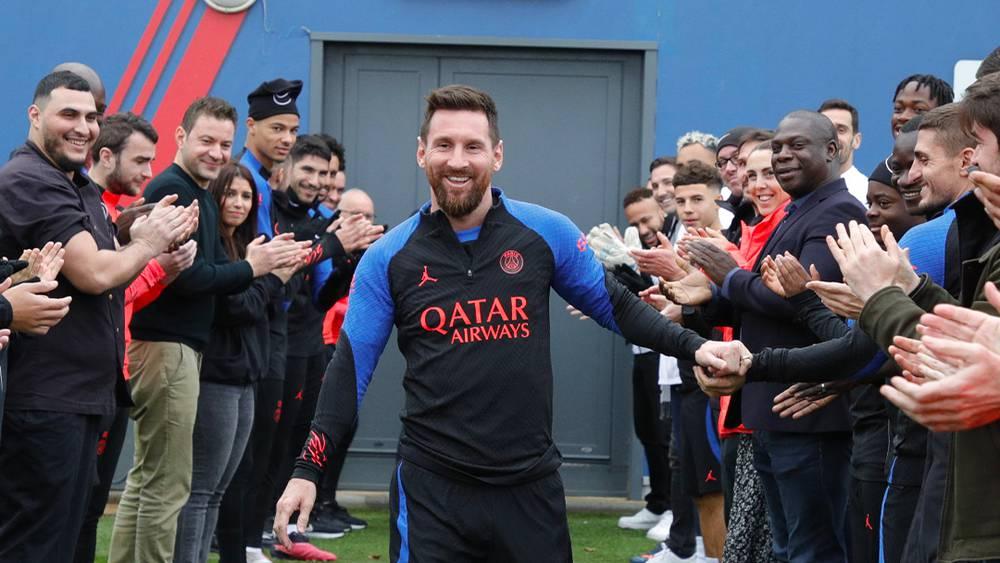 ميسي يعود إلى تدريبات باريس سان جيرمان بعد فوزه بكأس العالم