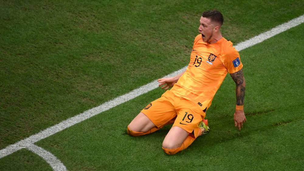 المهاجم الهولندي "فيجهورست" على أعتاب الانضمام إلى مانشستر يونايتد