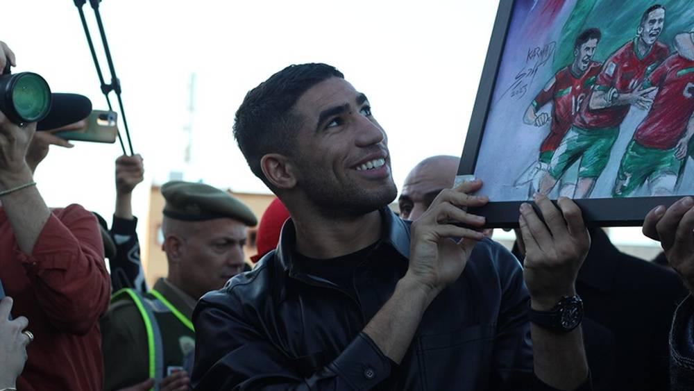 حكيمي بعد استقباله بالقصر الكبير: "سعيد بتواجدي في مسقط رأس والدتي حيث أمضيت جزءا من طفولتي"