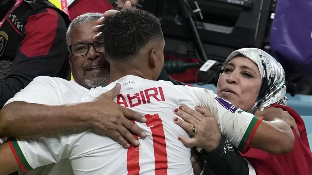 الصابيري عن صورته مع والديه في المونديال: "إنها أفضل ما أمتلكه في هاتفي وهدفنا ضد بلجيكا أمام أمي وأبي أفضل لحظة في حياتي"