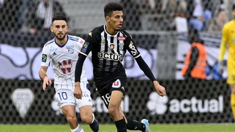 أوناحي يعود إلى قائمة أنجيه من بوابة مواجهة كليرمون بعد غيابه عن مبارتين بسبب إصابة في الكاحل