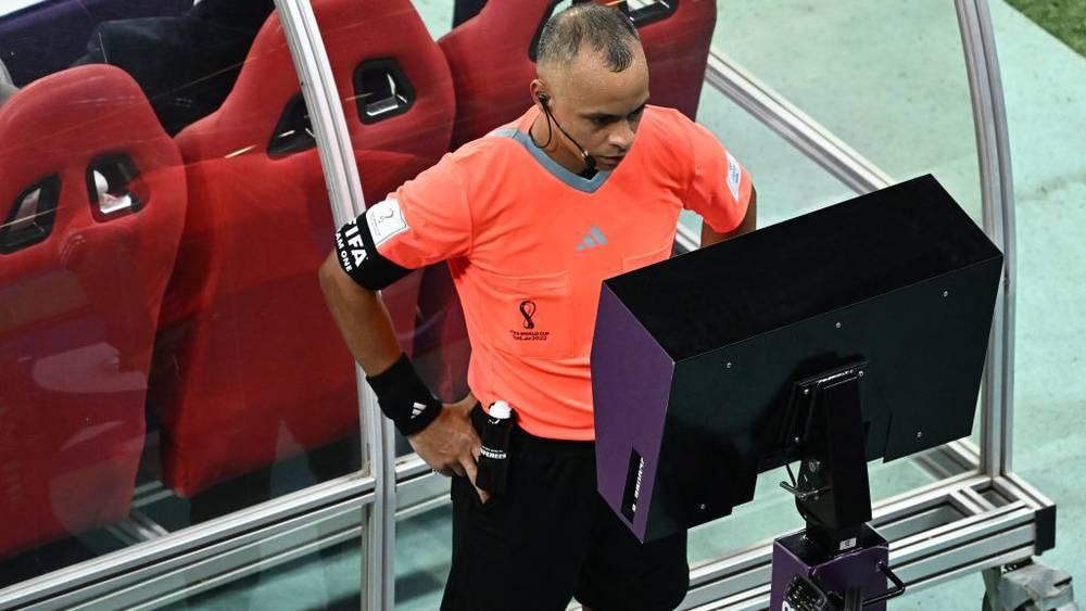 حكام "الموندياليتو" في المغرب لأول مرة مطالبين بشرح قرارات الـ“VAR” للجماهير واللاعبين بعد تعديلات جديدة من قبل "فيفا"