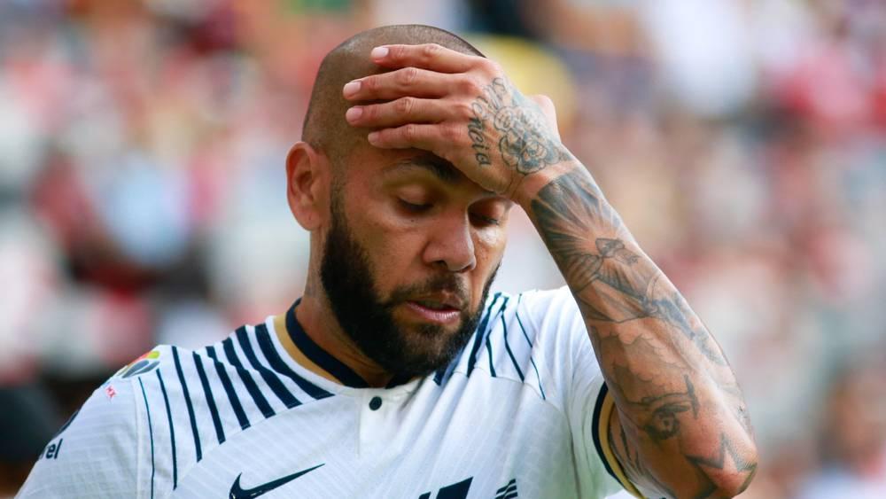 مستقبل "غامض" لداني ألفيس.. الانتظار لأكثر من عام قبل النطق بالحكم ومهدد بالسجن "ما بين 4 و14 سنة"!