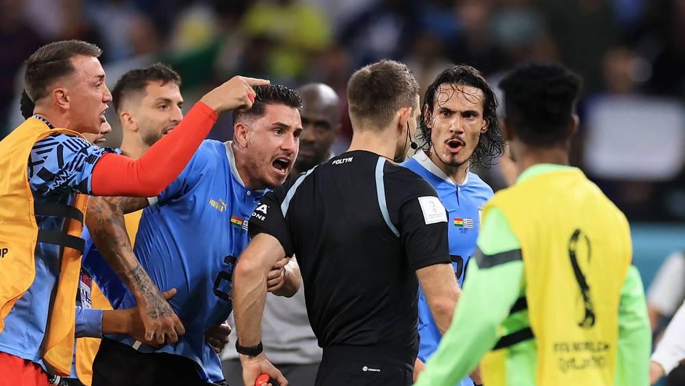 من بينهم كافاني وجودين.. "الفيفا" يصدر عقوبات بالجملة على لاعبي أوروغواي بسبب تصرفاتهم في كأس العالم