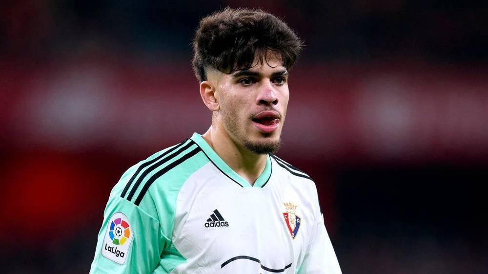 بعد استنفاد عقوبة إيقافه.. الزلزولي يعود إلى قائمة أوساسونا في مواجهة ريال مدريد غدًا السبت