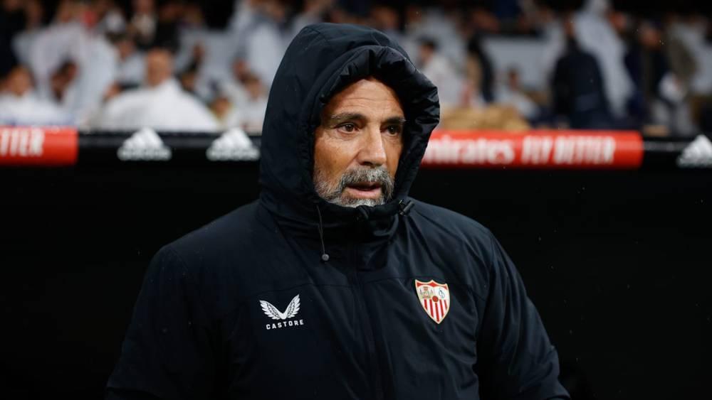 جماهير إشبيلية "ساخطة" على سامباولي بعد الهزيمة أمام أتلتيكو مدريد (6-1) واللاعبون يؤكدون أن "لا أحد يفهم المدرب"