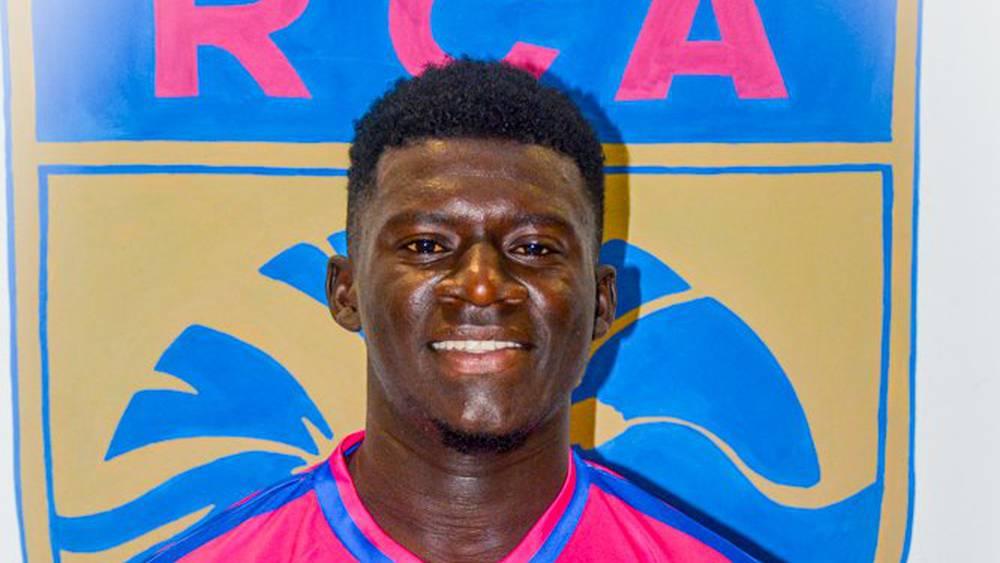 وفاة اللاعب مصطفى سيلا (21 سنة) بعد إصابته بوعكة صحية في مباراة فريقه راسينغ أبيدجان بالدوري الإيفواري