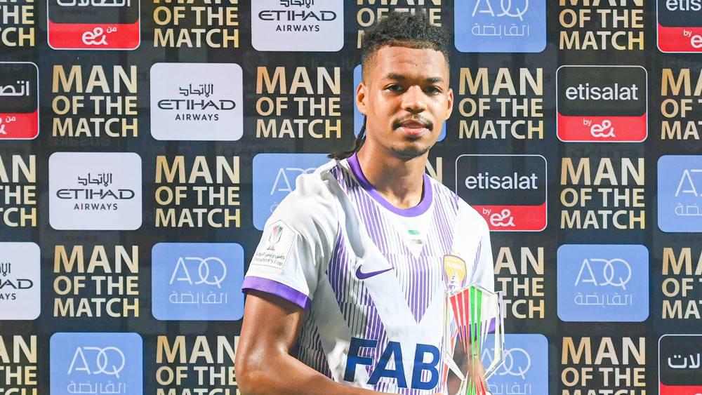 المغربي مهدي موباريك يحصل على جائزة أفضل لاعب في مباراة العين وشباب الأهلي دبي في كأس رئيس دولة الإمارات واللاعب يهديها لزملائه في الفريق