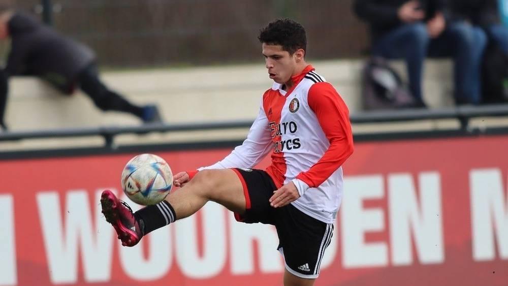 المغربي الأصل أيوب وارغي يستعد لتجديد عقده مع ناديه فينورد حتى 2026