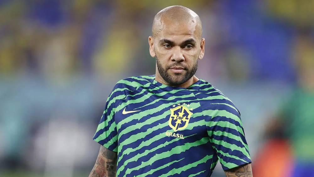 داني ألفيس يقوم بإنشاء بطولة كرة قدم داخل السجن في برشلونة