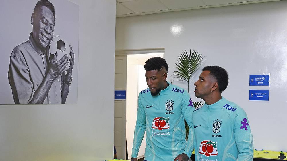 لاعبو المنتخب البرازيلي يُكرِّمون الراحل "بيليه" قبل انطلاق المباراة الودية أمام المغرب
