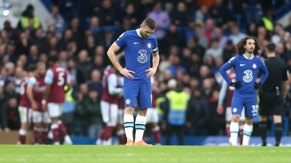 أستون فيلا يواصل تألقه ويلحق الهزيمة بتشيلسي في الدوري الإنجليزي