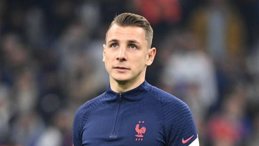 لوكا دين منتقدًا فرنسا: "في 2023 يمكننا إيقاف المباراة 20 دقيقة من أجل بعض القرارات ولكن لا يمكننا إيقافها لدقيقة فقط من أجل شرب الماء"