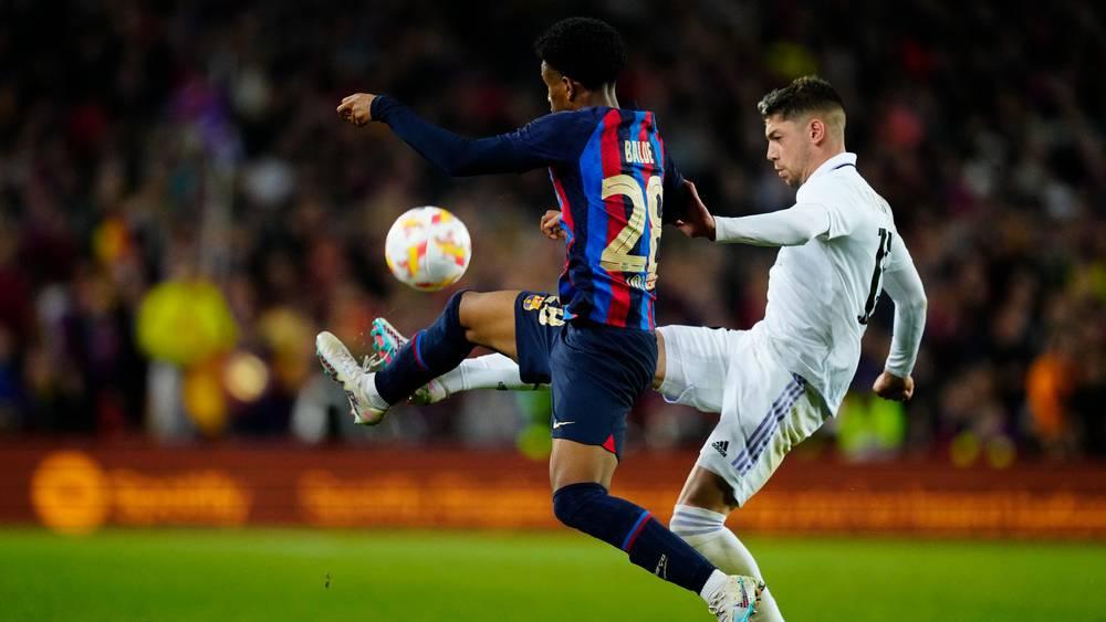 فالفيردي معاتبًا لاعبي ريال مدريد وبرشلونة: "بدلاً من الاستمتاع بالمباراة ندخل في صراعات"