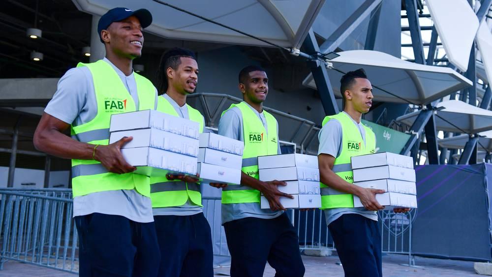 رحيمي ومباريك يشاركان رفقة لاعبي العين في حملة خيرية لتوزيع وجبات الإفطار