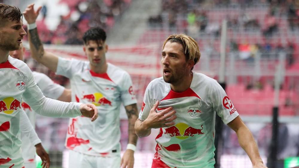 لاعب لايبزيغ يتعرض لنوبة "ذعر" بعد تسجيله أول أهدافه في "البوندسليغا" منذ 3 سنوات