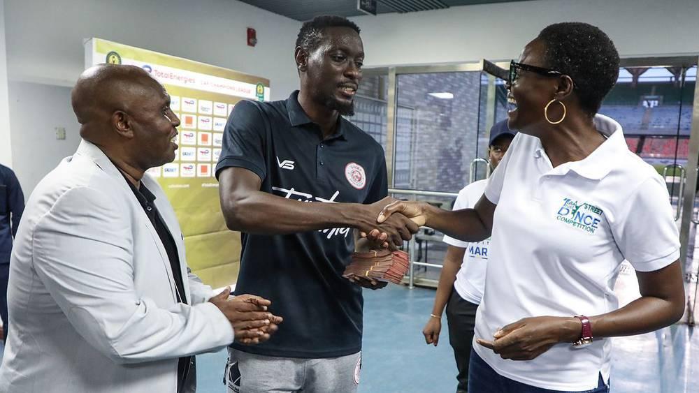 رئيسة البرلمان التنزاني تسلم لاعبي سيمبا منحة مالية نقدا بعد الفوز على الوداد